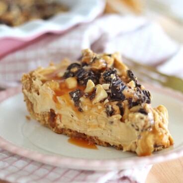 Best Peanut Butter Pie - peanut butter and cream cheese filling on top of a graham cracker and pretzel crust with homemade caramel sauce, peanuts and chocolate peanut butter cups. #peanutbutterpie #peanutbutterpierecipe #bestpeanutbutterpie #bestpierecipe #magnoliabakerypeanutbutterpie #easydessertrecipe #quickdessertrecipe #quickanddeliciousdessertrecipe #pierecipe #cakebycourtney