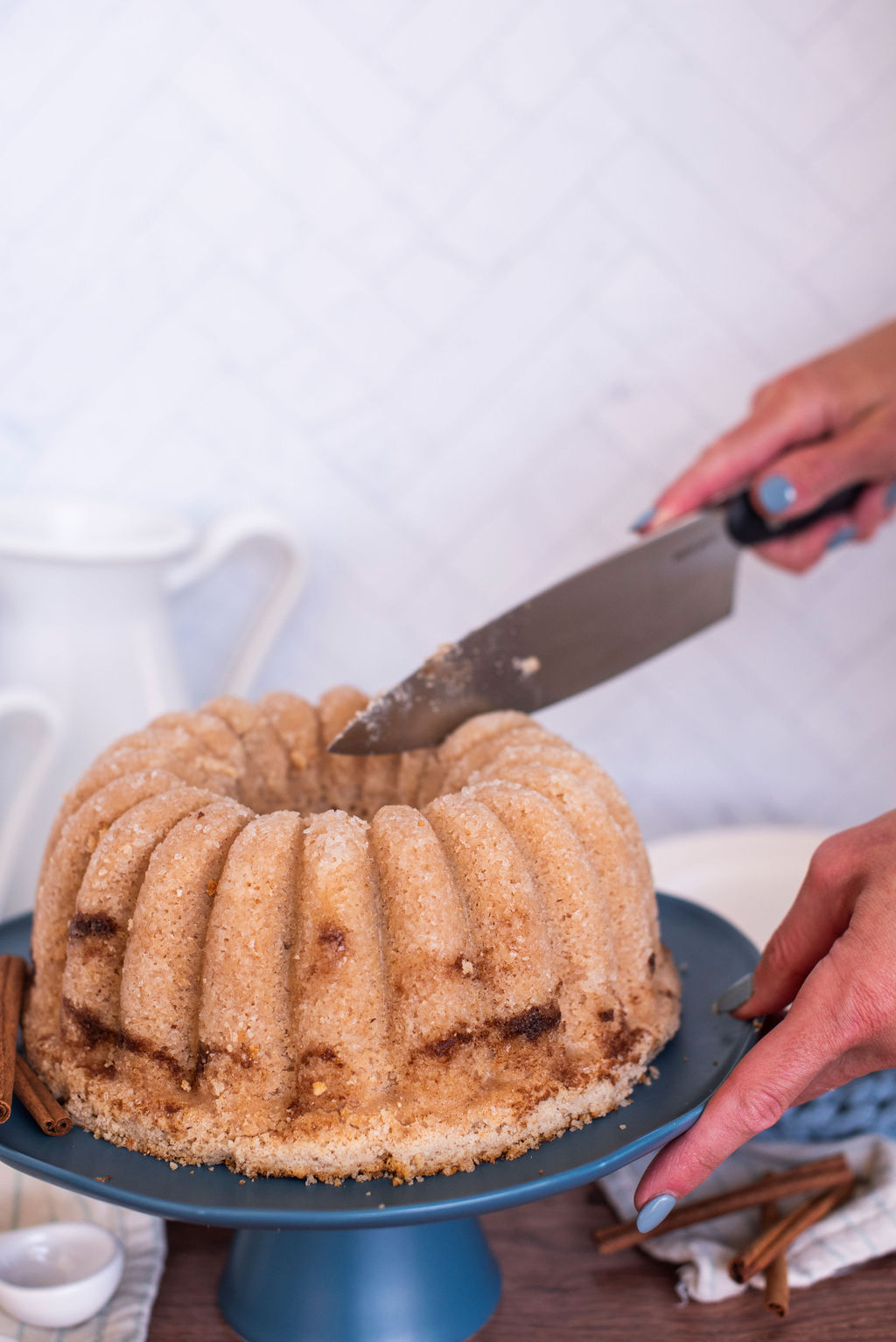 Cutting a bundt cake.