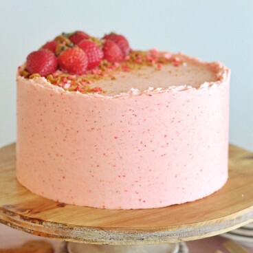 Biscoff Strawberry Cake - Biscoff cake layers, Biscoff filling and cookies and strawberry buttercream. #cake #biscoff #biscoffcake #strawberrybuttercream #biscoffstrawberrycake #strawberrybiscoffcake