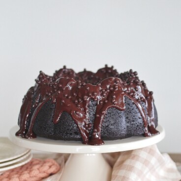 tips and tricks for baking a bundt cake. www.cakebycourtney.com