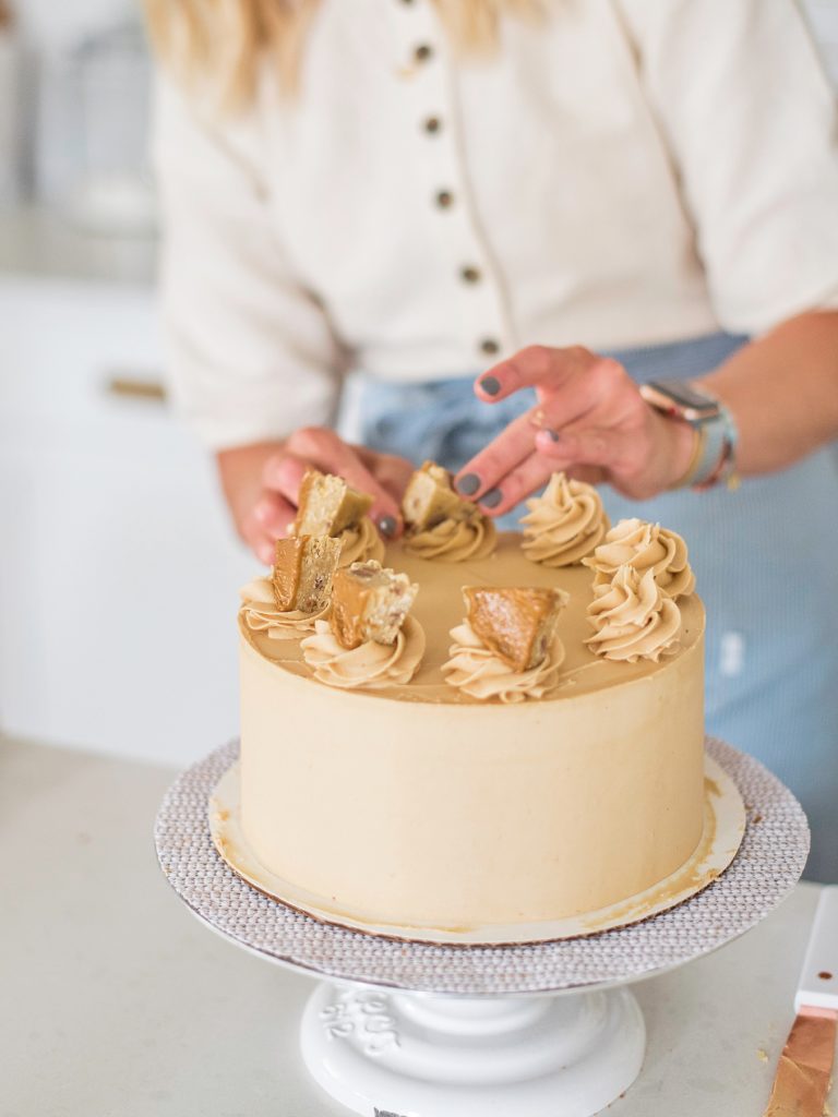 Oatmeal Biscoff Cake: oatmeal chocolate chip cake layers baked on a Biscoff crust, topped with Biscoff spread and Biscoff buttercream. #cakebycourtney #cakerecipe #oatmealcakerecipe #biscoff #cookiebutter #cookiebuttercakerecipe #biscoffbuttercream #cookiebutterbuttercream