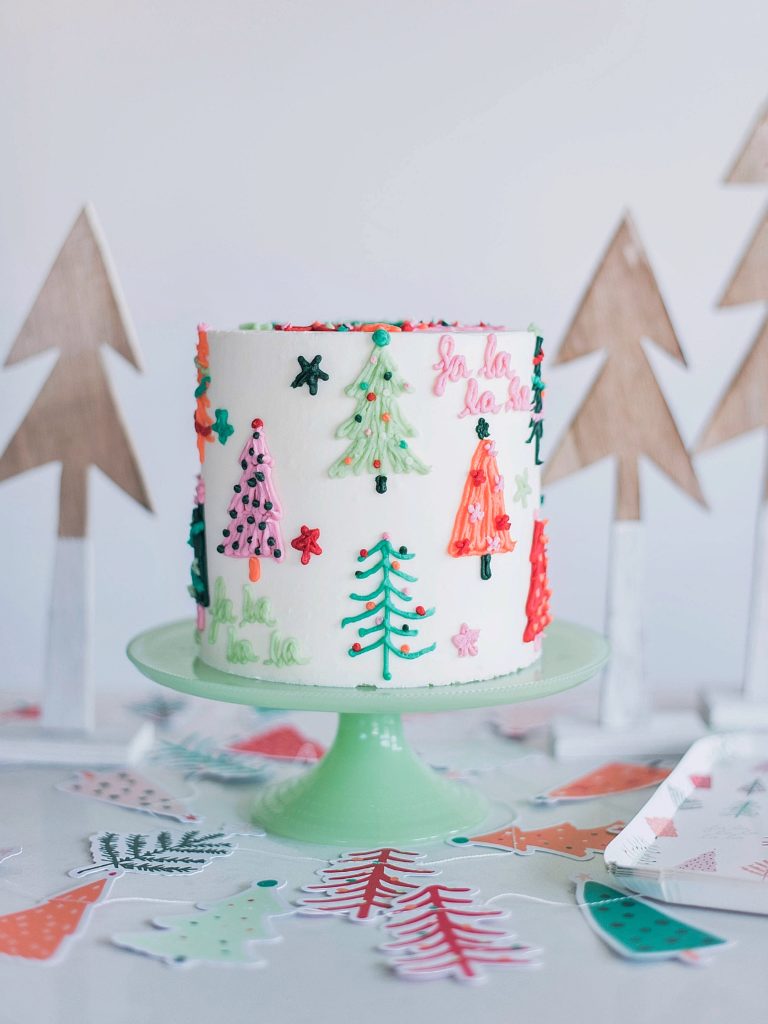 Christmas Cake Ideas - my favorite Christmas cake designs, sure to impress all of your holiday guests. #christmascakes #christmascakeideas #christmascake #bestchristmascakes #bestchristmascakeideas #holidaydesserts #christmascakedesigns #christmascakerecipes #christmascakedecorating #cakedecorating #bestholidaydessertideas